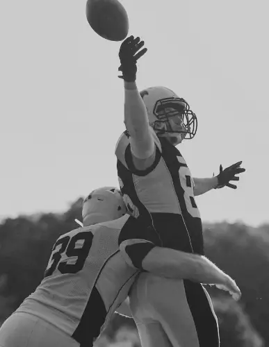 SQUADRA SPORT MANAGEMENT Agency > Our service at american football players