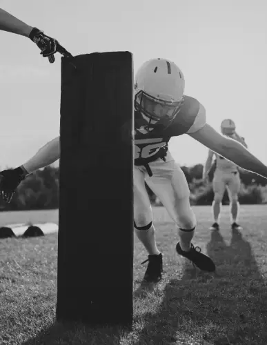 SQUADRA SPORT MANAGEMENT Agency > Our service at american football players